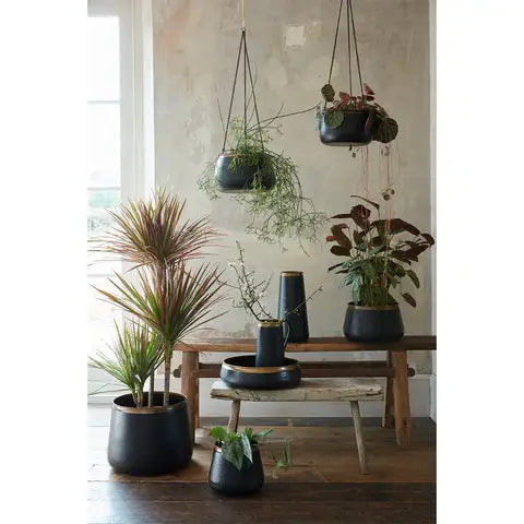 Steel Decorative hanging pot. In black with a gold strip with no drainage holes for indoor houseplants, cacti and succulents. With a 19.5cm diameter.