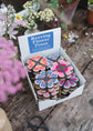 Attached to a lobster-claw Keyring, a pocket flower press that is a perfect size to press and dry flowers on the go. Flower-shaped in pink qnd yellow.. Strong elastic bands, 5 sheets of corrugated card and 8 sheets of sugar paper to ensure good pressing. 