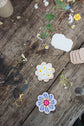 Attached to a lobster-claw Keyring, a pocket flower press that is a perfect size to press and dry flowers on the go. Flower-shaped in pink qnd yellow.. Strong elastic bands, 5 sheets of corrugated card and 8 sheets of sugar paper to ensure good pressing. 