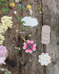 Attached to a lobster-claw Keyring, a pocket flower press that is a perfect size to press and dry flowers on the go. Flower-shaped in pink qnd yellow.. Strong elastic bands, 5 sheets of corrugated card and 8 sheets of sugar paper to ensure good pressing. 