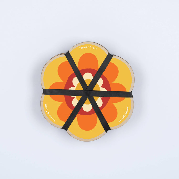 Pocket flower press that is a perfect size to press and dry flowers on the go. Flower-shaped in orange qnd yellow.. Strong elastic bands, 6 sheets of corrugated card and 10 sheets of sugar paper to ensure good pressing. 