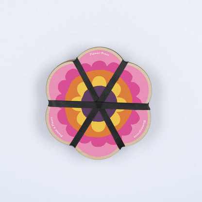 Pocket flower press that is a perfect size to press and dry flowers on the go. Flower-shaped in pink qnd yellow.. Strong elastic bands, 6 sheets of corrugated card and 10 sheets of sugar paper to ensure good pressing. 