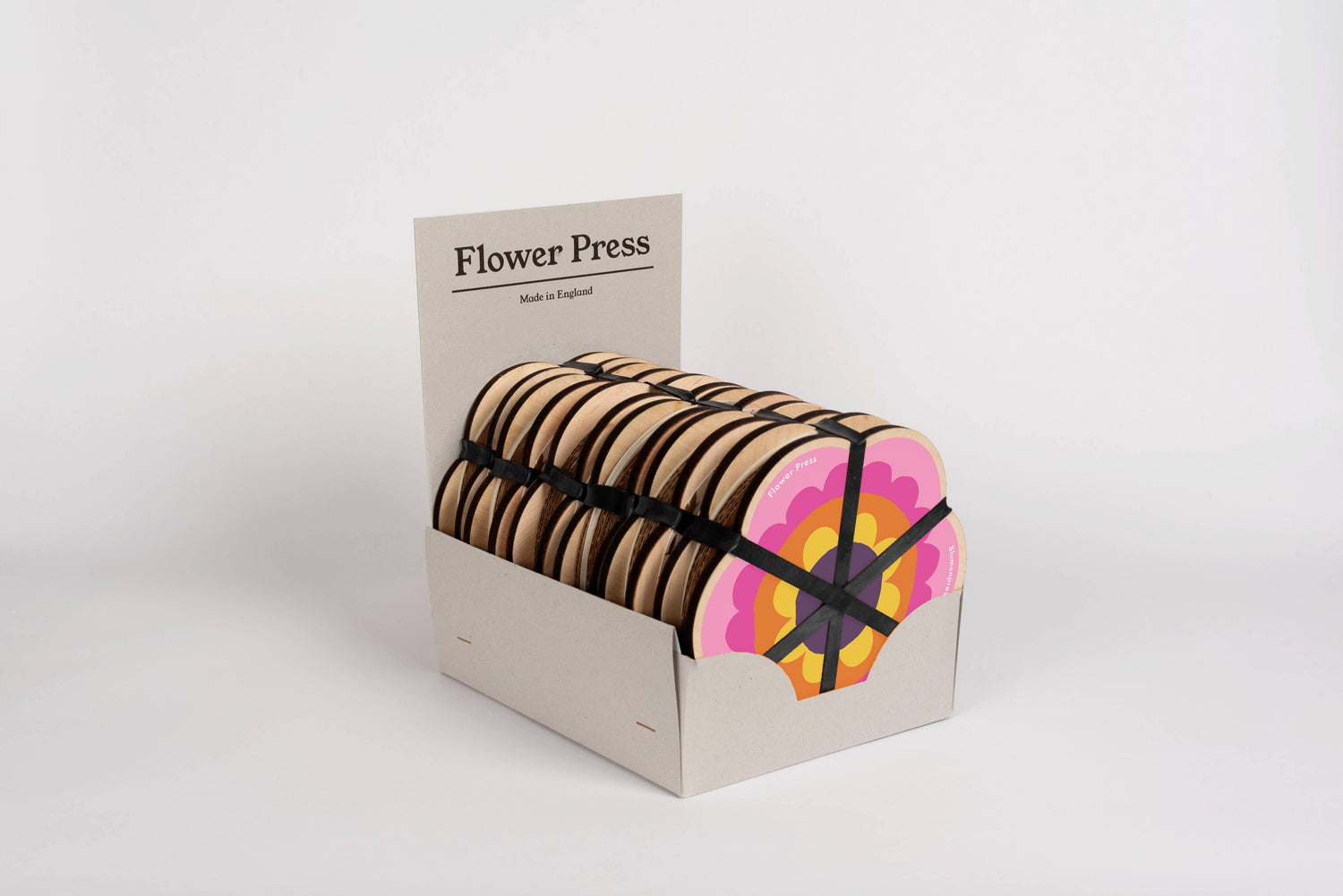 Pocket flower press that is a perfect size to press and dry flowers on the go. Flower-shaped in pink qnd yellow.. Strong elastic bands, 6 sheets of corrugated card and 10 sheets of sugar paper to ensure good pressing. 