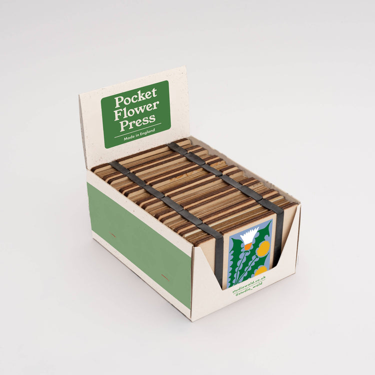 Pocket flower press that is a perfect size to press and dry flowers on the go. Blue, yellow and green dandelion print. Strong elastic bands, 5 sheets of corrugated card and 8 sheets of sugar paper to ensure good pressing. 