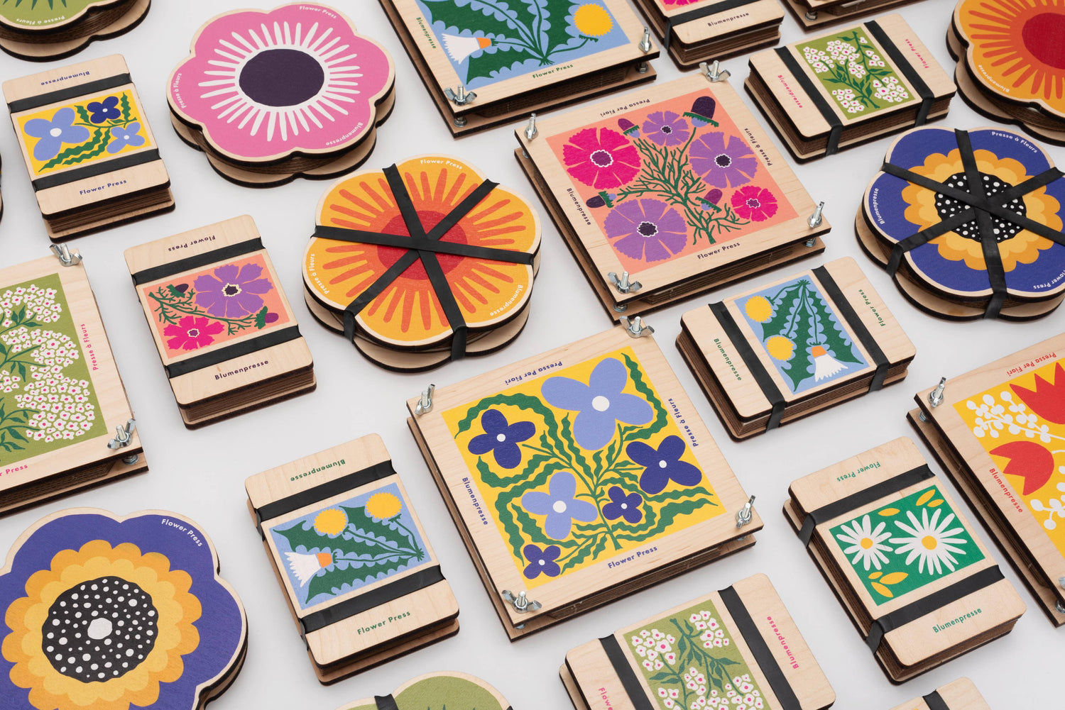 Pocket flower press that is a perfect size to press and dry flowers on the go. Blue, yellow and green dandelion print. Strong elastic bands, 5 sheets of corrugated card and 8 sheets of sugar paper to ensure good pressing. 