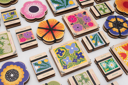 Pocket flower press that is a perfect size to press and dry flowers on the go. Blue, yellow and green dandelion print. Strong elastic bands, 5 sheets of corrugated card and 8 sheets of sugar paper to ensure good pressing. 