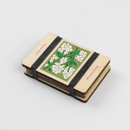 Pocket flower press that is a perfect size to press and dry flowers on the go. Vintage style botanical print. Strong elastic bands, 5 sheets of corrugated card and 8 sheets of sugar paper to ensure good pressing. 