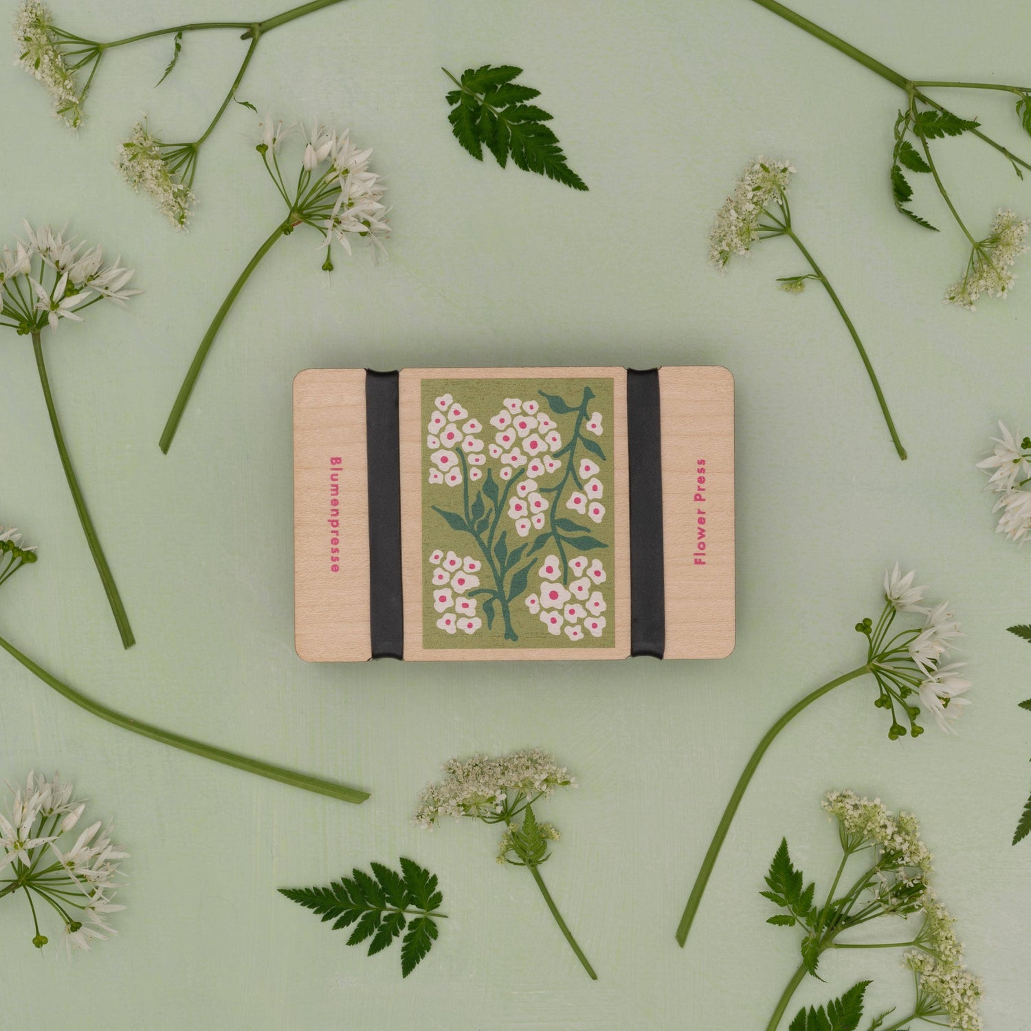 Pocket flower press that is a perfect size to press and dry flowers on the go. Vintage style botanical print. Strong elastic bands, 5 sheets of corrugated card and 8 sheets of sugar paper to ensure good pressing. 