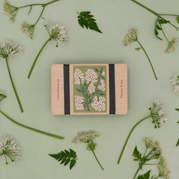 Pocket flower press that is a perfect size to press and dry flowers on the go. Vintage style botanical print. Strong elastic bands, 5 sheets of corrugated card and 8 sheets of sugar paper to ensure good pressing. 